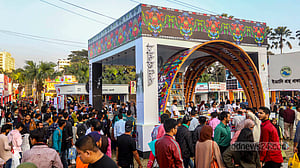 ছুটির দিনে বইমেলায় জনসমাগম
