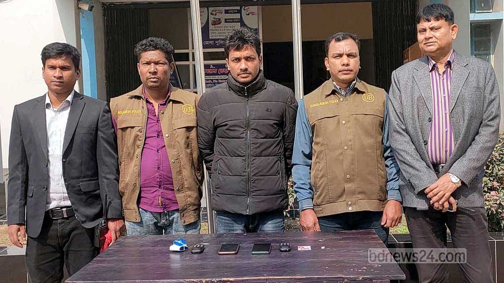 ‘ফেইসবুকে নারী কণ্ঠে প্রতারণা’, ঠাকুরগাঁওয়ে যুবক আটক
