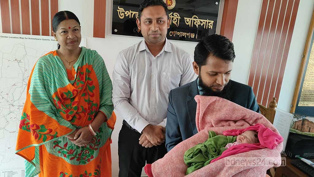 নিঃসন্তান দম্পতির কোল পেল ঝুপড়ি ঘর থেকে উদ্ধার নবজাতক