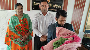 নিঃসন্তান দম্পতির কোল পেল ঝুপড়ি ঘর থেকে উদ্ধার নবজাতক