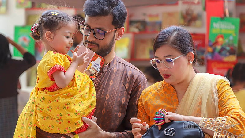 অমর একুশে বইমেলায় শুক্রবার শিশুপ্রহরে শিশুর পাশাপাশি অভিভাবকরা আসেন ফাগুন সাজে।