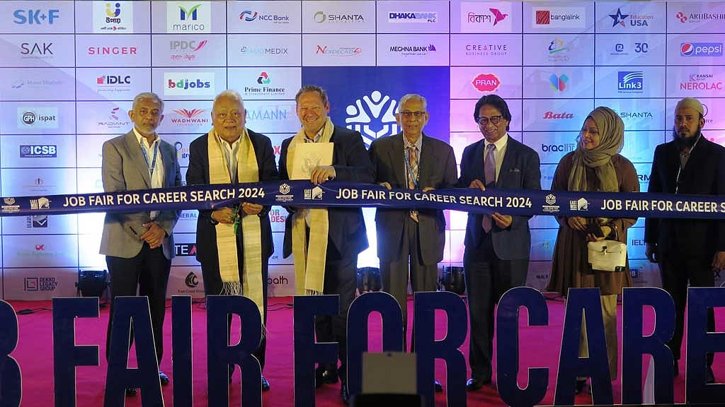 ইস্ট ওয়েস্ট ইউনিভার্সিটিতে হয়ে গেল ‘ক্যারিয়ার ফেয়ার'