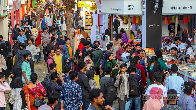 অমর একুশে বইমেলার তৃতীয় দিন শনিবার বিকালে বিভিন্ন স্টল ঘুরে দেখছেন দর্শনার্থীরা।