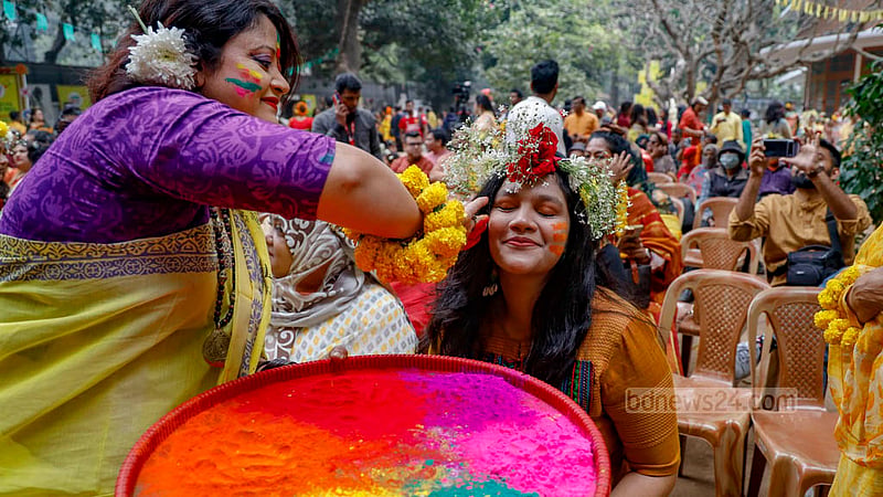 ঢাকা বিশ্ববিদ্যালয়ের চারুকলার বকুলতলায় বুধবার সকালে আবীররাঙা বসন্ত উৎসব।