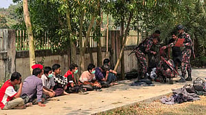 মিয়ানমারের সেনারা কেন আত্মসমর্পণ করছে?