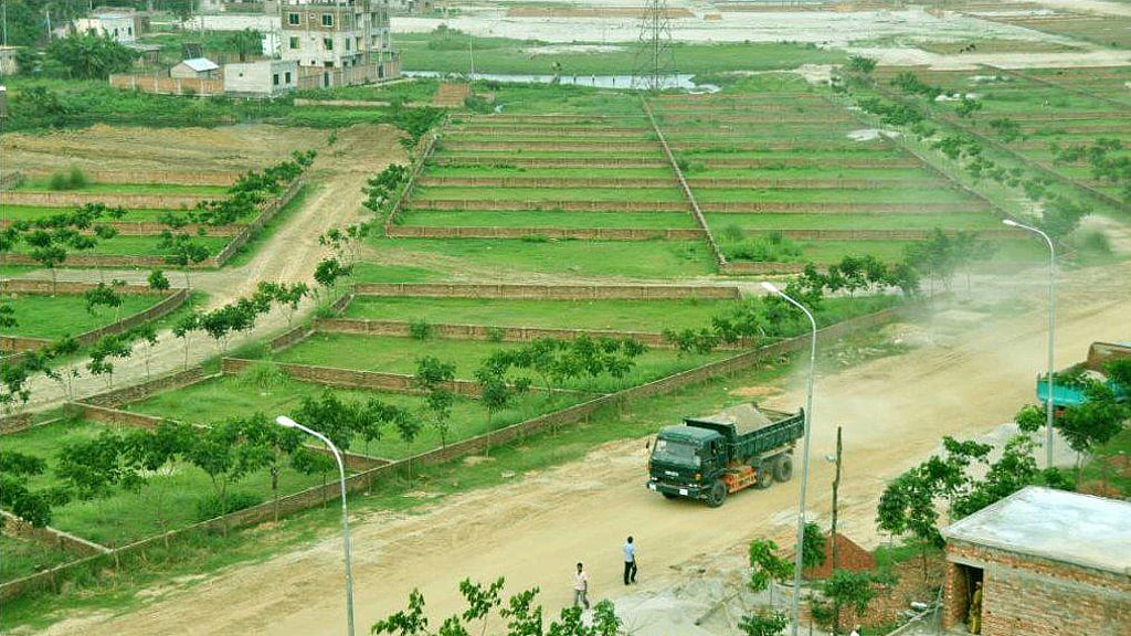 এক বাইক দুর্ঘটনা কাড়ল তিন বন্ধুর প্রাণ
