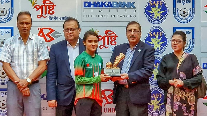 সাফ অনূর্ধ্ব-১৯ নারী ফুটবল দলের সদস্য সাগরিকা সর্বোচ্চ গোলদাতার পুরস্কারের পাশাপাশি পেয়েছেন সেরা খেলোয়াড়ের স্বীকৃতিও।