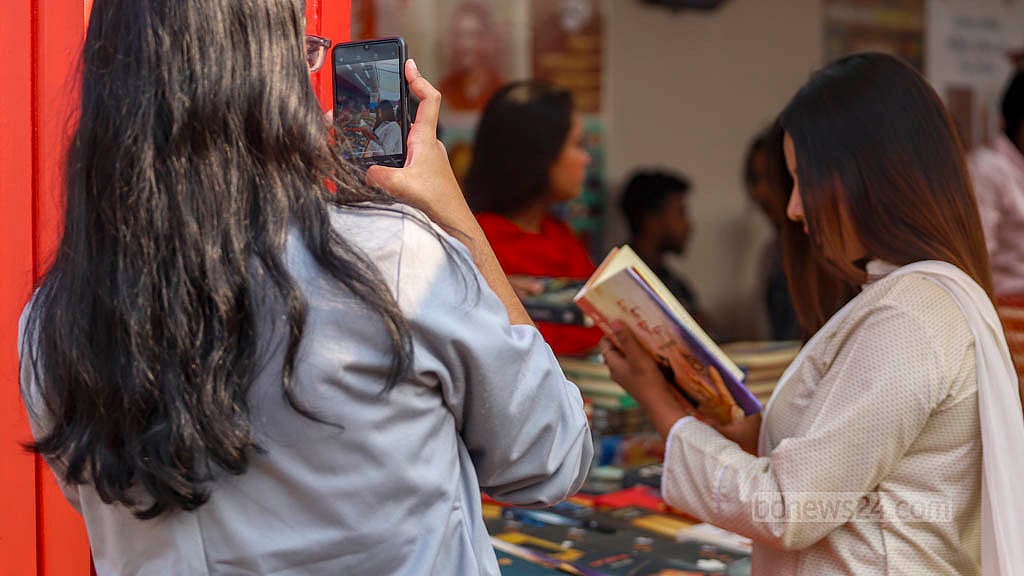 মেলায় আসছেন, বই হাতে ছবি তুলছেন, চলেও যাচ্ছেন