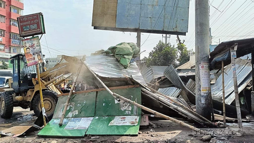 গাজীপুরে মহাসড়কের পাশ থেকে ৩০০০ দোকান উচ্ছেদ, ইজারাদারদের ক্ষোভ