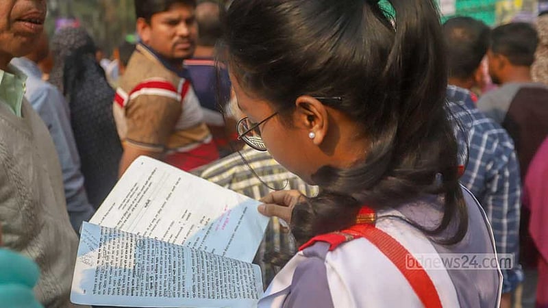 এসএসসি পরীক্ষার প্রথম দিন বৃহস্পতিবার সকালে রাজধানীর মোহাম্মদপুর সরকারি উচ্চ বিদ্যালয় কেন্দ্রের সামনে শেষবারের মত বইয়ের পাতায় চোখ বুলিয়ে নিচ্ছেন এক পরীক্ষার্থী।