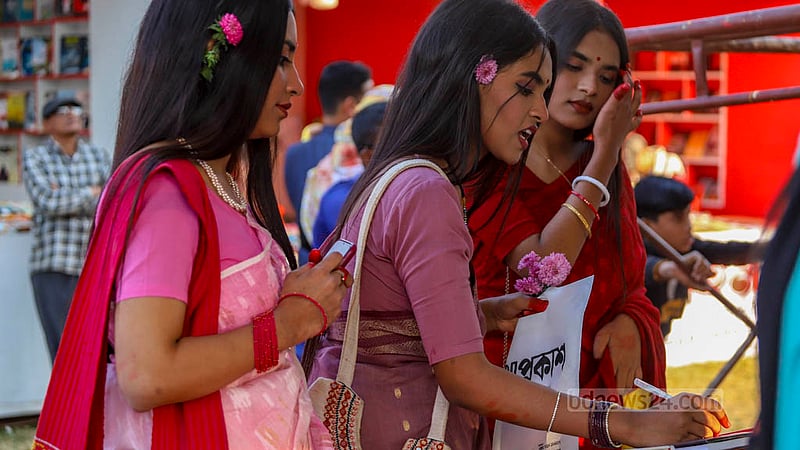 একুশে বইমেলার তৃতীয় দিন শনিবার বিকালে একটি স্টলে বই দেখছেন দর্শনার্থীরা।