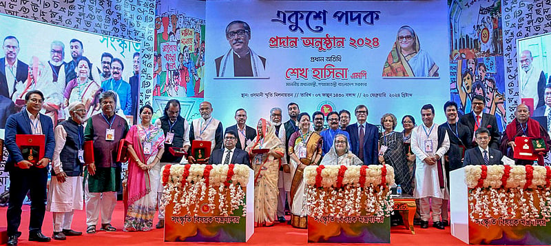 ঢাকার ওসমানী স্মৃতি মিলনায়তনে মঙ্গলবার প্রধানমন্ত্রী শেখ হাসিনা ও অতিথিদের সঙ্গে ২০২৪ সালের একুশে পদকপ্রাপ্তরা।