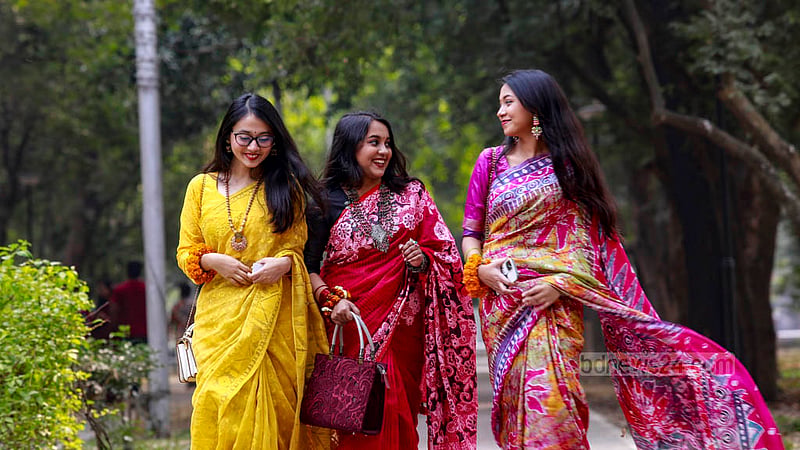 একই সাথে দুই দিবস; তিন বান্ধবীর দুজনের পরনে ভালোবাসা দিবসের লাল শাড়ি। একজন সেজেছেন বাসন্তী রঙে।