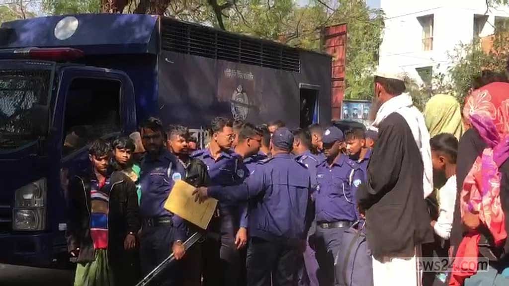 অস্ত্রসহ আসা রোহিঙ্গারা জিজ্ঞাসাবাদে গুরুত্বপূর্ণ তথ্য দিয়েছে: পুলিশ