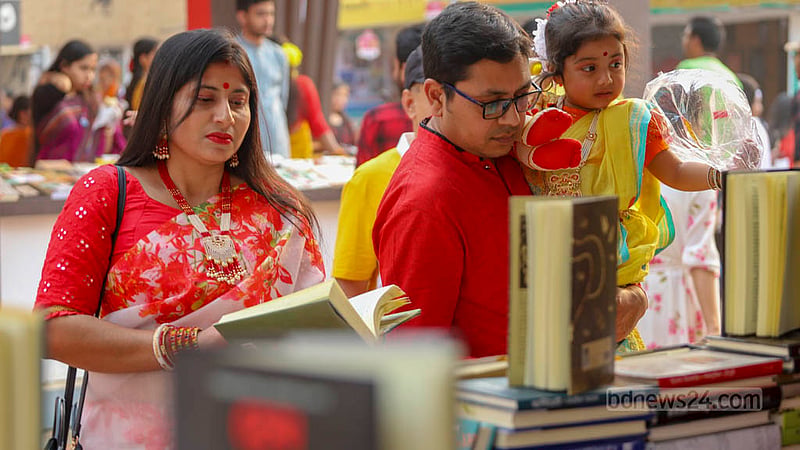 ভালাবাসা দিবস ও পহেলা ফাল্গুন একই দিনে হওয়ায় বইমেলা যেন ছেয়ে গিয়েছিল লাল-হলুদে। লাল ও বাসন্তী সাজে মেলায় আসা নারী-পুরুষের সঙ্গে নজর কেড়েছিল শিশুরাও।