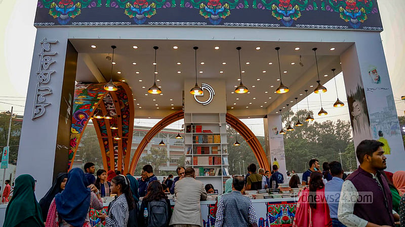 একুশে বইমেলার দ্বিতীয় দিন শুক্রবার বিকালে বিভিন্ন স্টল ঘুরে দেখছেন দর্শনার্থীরা।