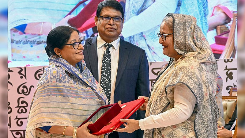 প্রধানমন্ত্রী শেখ হাসিনার হাত থেকে ২০২৪ সালের একুশে পদক নেন অভিনেত্রী ডলি জহুর।