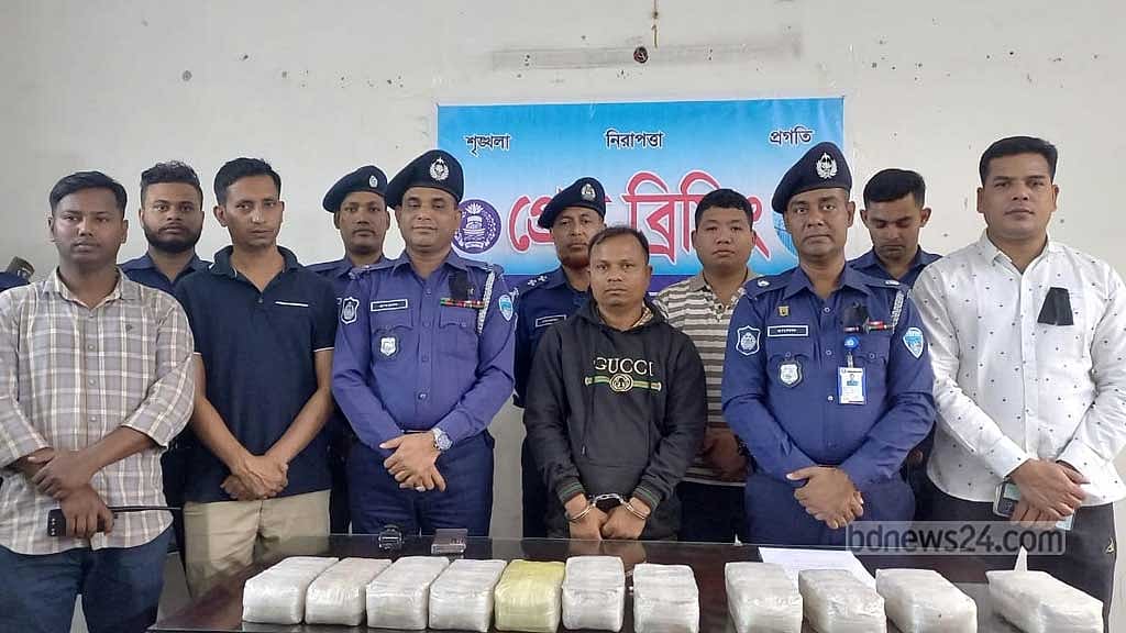১০ কিলোমিটার ধাওয়া করে জব্দ গাড়িতে মিলল ১ লাখ ইয়াবা