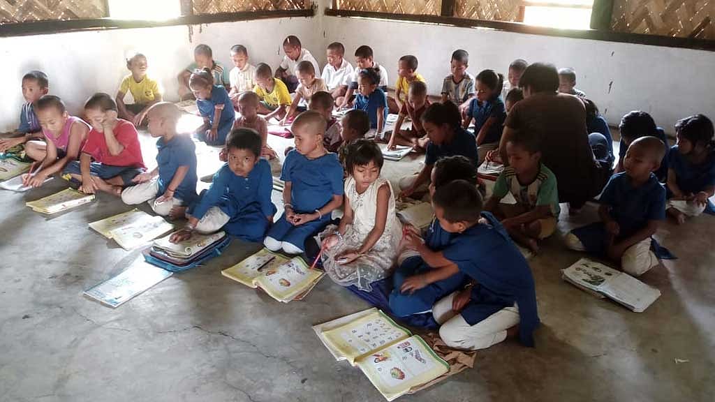 ভাষার সংকটে আদিবাসী শিশুদের শিক্ষাও যেন এক সংগ্রাম