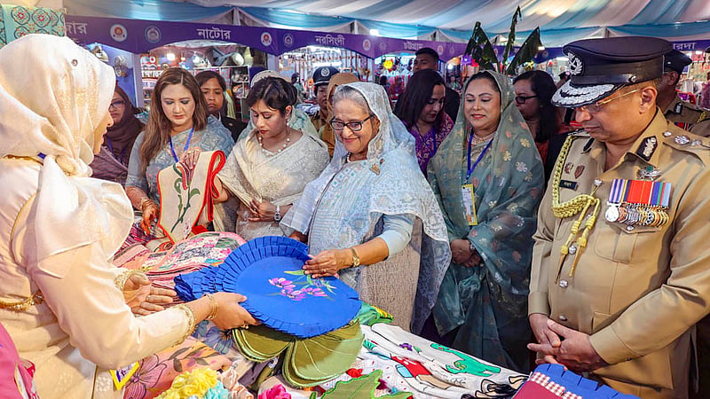 পুলিশ সপ্তাহ উপলক্ষে মঙ্গলবার রাজারবাগ পুলিশ লাইন্সে বাংলাদেশ পুলিশ নারী কল্যাণ সমিতির (পুনাক) স্টল পরিদর্শন করেন প্রধানমন্ত্রী শেখ হাসিনা।