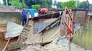 ঠাকুরগাঁওয়ে বালুর গাড়ি উল্টে শ্রমিকের মৃত্যু
