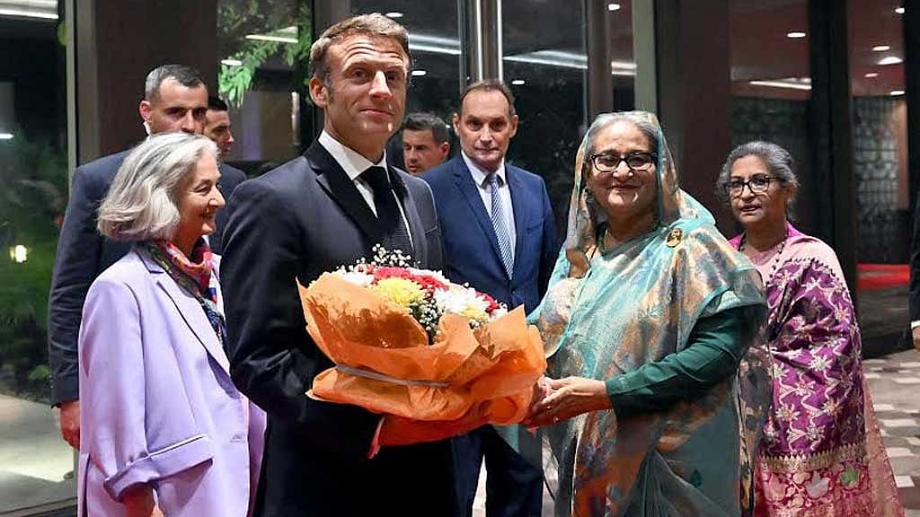 কাচ্চি বিরিয়ানি-ইলিশে আপ্যায়িত ম্যাক্রোঁ