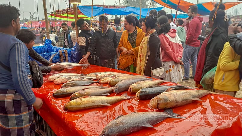 পোড়াদহ মেলায় বুধবার দর্শক-ক্রেতার ভিড়।