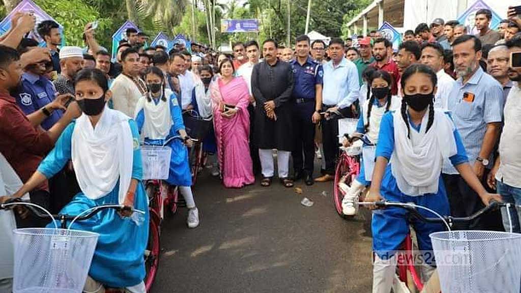 স্কুলে যাওয়ার জন্য ফেনীর ২২০ ছাত্রী পেল বাইসাইকেল