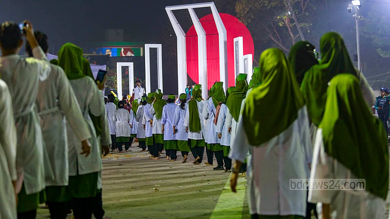একুশে ফেব্রুয়ারি আন্তর্জাতিক মাতৃভাষা দিবস ও শহীদ দিবসের সকালে নানা বয়সী মানুষের ঢল নামে শহীদ মিনারে।