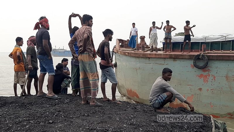 ডুবে যাওয়া জাহাজের পাশে বার্জ এসে পৌঁছেছে।