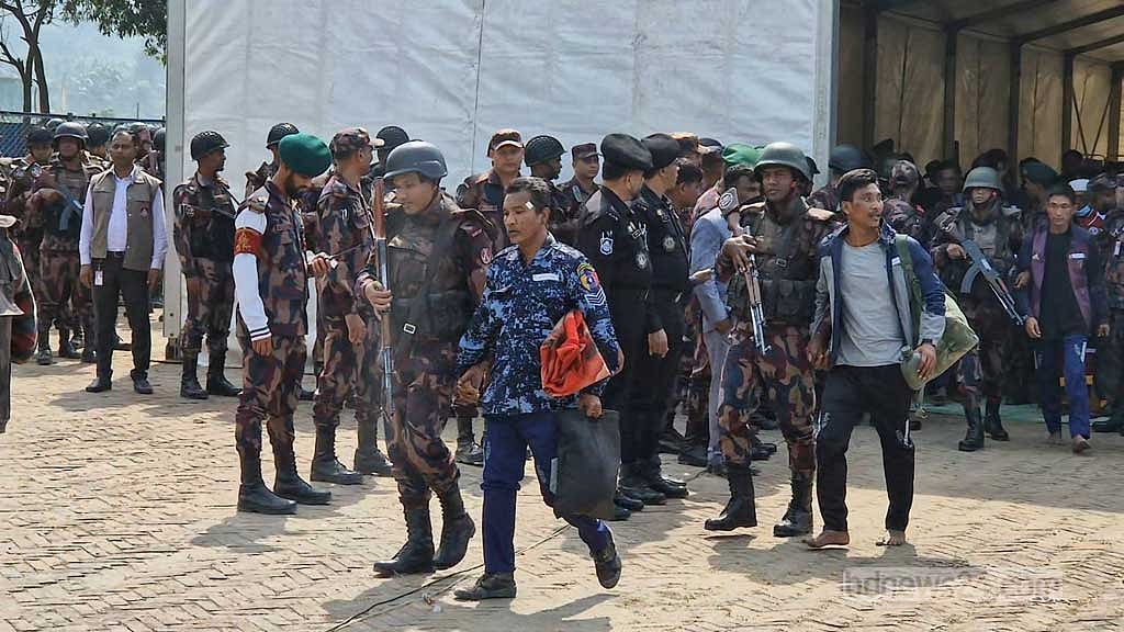 ১৬৫ বিজিপি গেল মিয়ানমারের জাহাজে, বিকালের মধ্যে বাকিদের হস্তান্তর