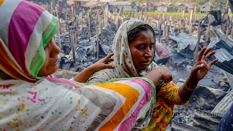 মিরপুর ১২ নম্বরে ঝিলপাড় বস্তিতে সোমবার দুপুরে লাগা আগুন নেভার পর পোড়া ঘরের সামনে বসে কান্নায় ভেঙে পড়েন ফরিদা বেগম।