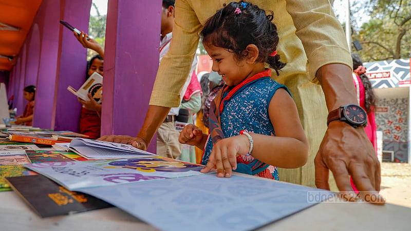মারিয়ো আশরাফ আমায়া শনিবার বাবা মায়ের সঙ্গে বই কিনতে এসেছে বইমেলায়।