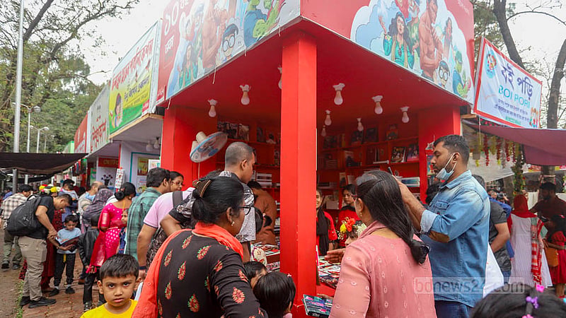 একুশে বইমেলায় শুক্রবার শিশুপ্রহরে স্টলগুলোতে ভিড় করে শিশুরা।