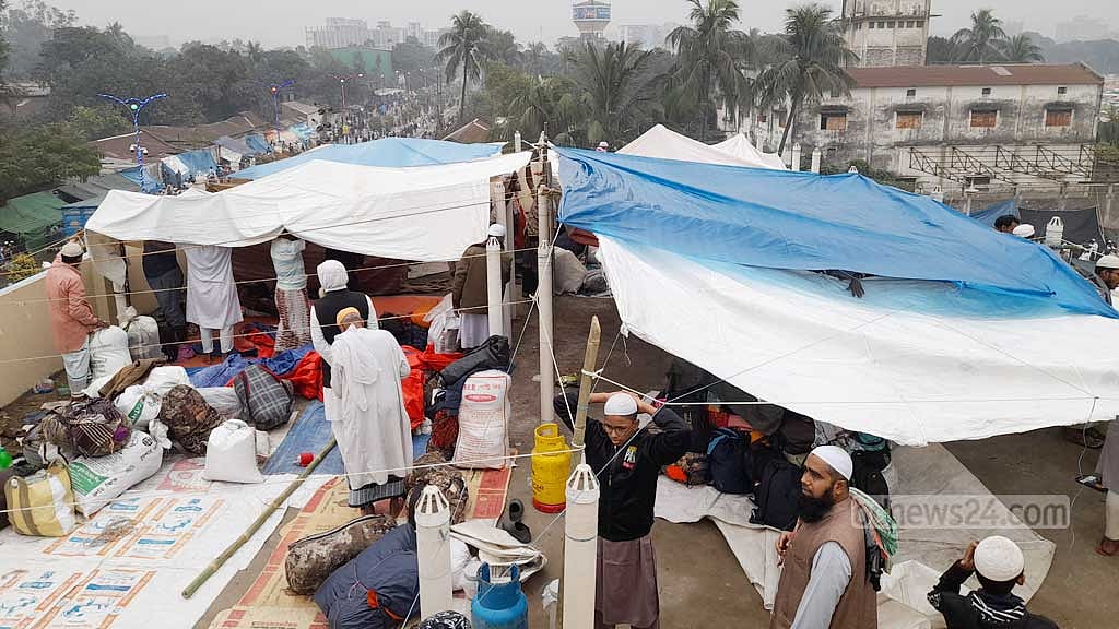 ইজতেমা: তুরাগ তীরের ঢল ময়দান ছাপিয়ে ভবনের ছাদে