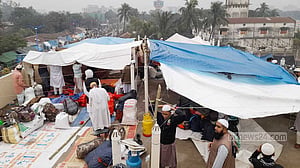 ইজতেমা: তুরাগ তীরের ঢল ময়দান ছাপিয়ে ভবনের ছাদে