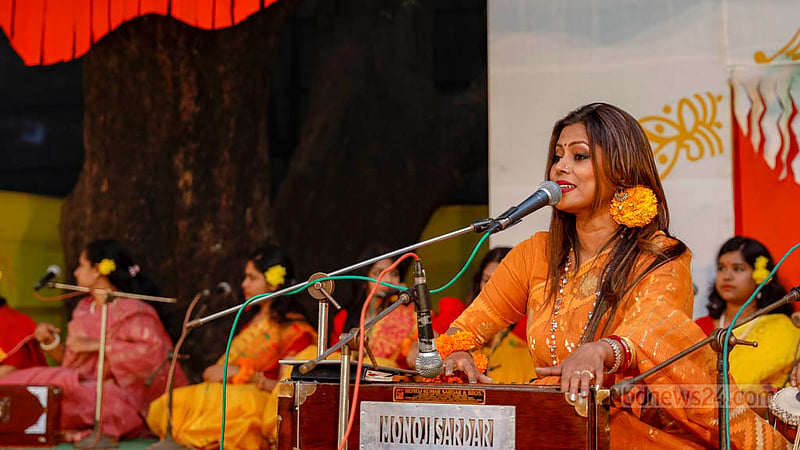 ঢাকা বিশ্ববিদ্যালয়ের চারুকলার বকুলতলায় বুধবার গানে গানে ঋতুরাজকে বরণ।