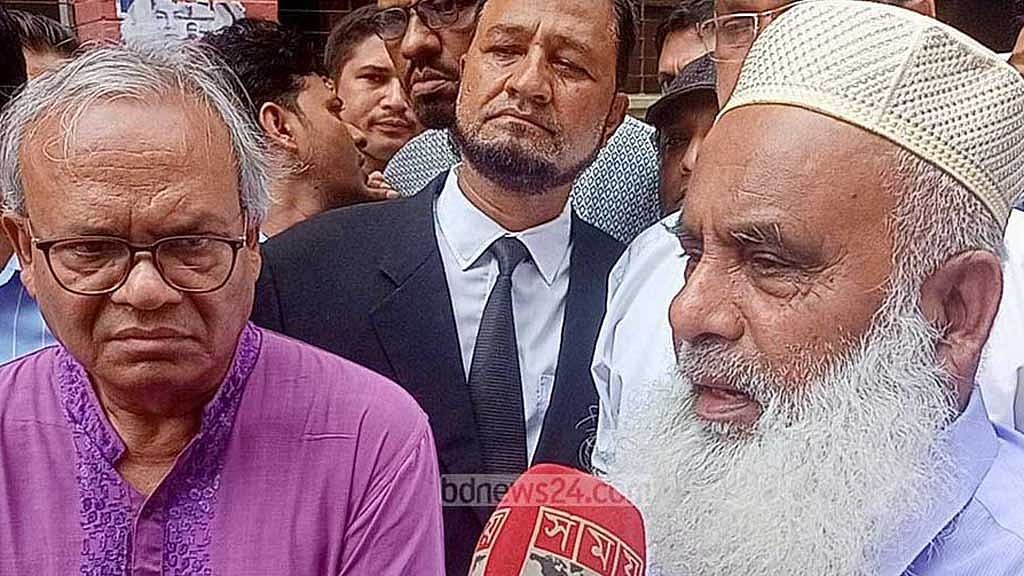কুমিল্লায় বাসে পেট্রোল বোমা: খালেদা জিয়ার অনুপস্থিতিতে পেছাল চার্জ গঠন