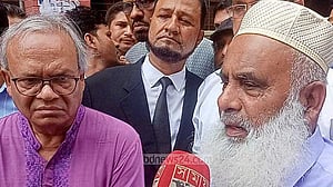 কুমিল্লায় বাসে পেট্রোল বোমা: খালেদা জিয়ার অনুপস্থিতিতে পেছাল চার্জ গঠন