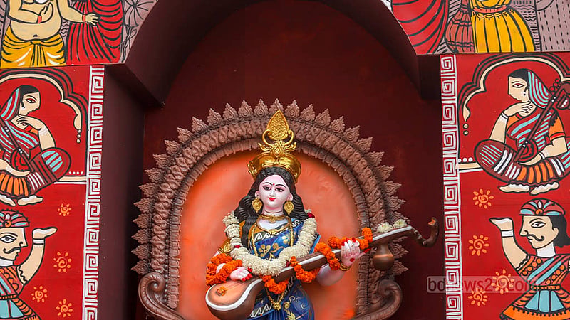 সরস্বতী পূজা উপলক্ষে বুধবার ঢাকা বিশ্ববিদ্যালয়ের জগন্নাথ হল মাঠের মণ্ডপে বিদ্যাদেবী সরস্বতী।
