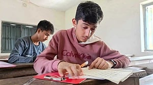 সন্তান বিসিএস ক্যাডার হবে স্বপ্ন নিয়েই পরপারে বাবা, মরদেহ রেখে পরীক্ষায় ছেলে