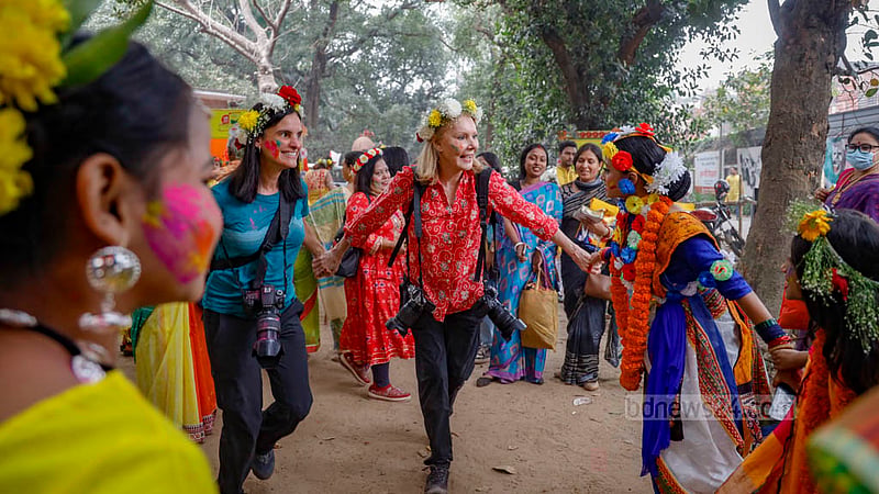 ঢাকা বিশ্ববিদ্যালয়ের চারুকলার বকুলতলায় বুধবার সকালে বসন্ত উৎসবে বিদেশি অতিথি।