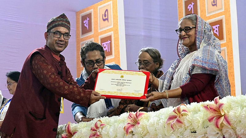 প্রধানমন্ত্রী শেখ হাসিনার হাত থেকে ২০২৩ সালের বাংলা একাডেমি পুরস্কার নেন তপন বাগচী। সামগ্রিক ফোকলোর বিভাগে তিনি এ পুরস্কার পেয়েছেন।