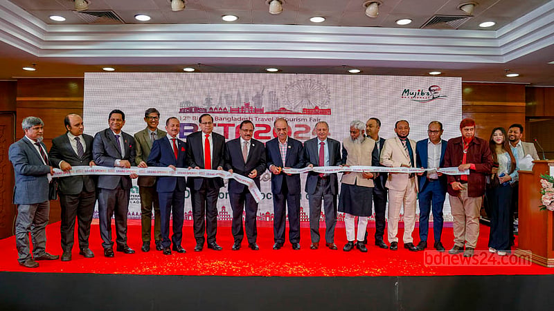 ঢাকার বঙ্গবন্ধু আন্তর্জাতিক সম্মেলন কেন্দ্রে বৃহস্পতিবার তিন দিনের ট্রাভেল অ্যান্ড ট্যুরিজম ফেয়ার উদ্বোধন করেন পর্যটন মন্ত্রী মুহাম্মদ ফারুক খান।