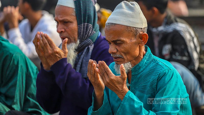 টঙ্গীর তুরাগ তীরে বিশ্ব ইজতেমার আখেরি মোনাজাতে মুসলমানরা।