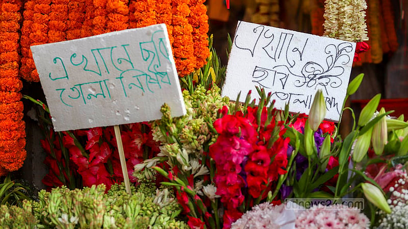 ঢাকার শাহবাগে মঙ্গলবার ফুলের এ দোকানে ছবি তুলতে বারণ করে নোটিস টানাতে দেখা যায়।