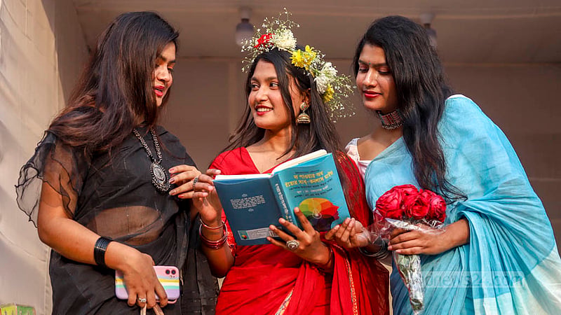 অমর একুশে বইমেলায় মঙ্গলবার একটি স্টলে বই দেখছেন নারীরা।