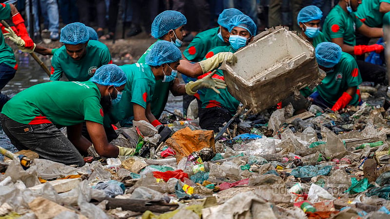 ময়লার ভাগাড়ে পরিণত হওয়া মিরপুরের প্যারিস খাল পরিষ্কারে ব্যস্ত বিডি ক্লিনের স্বেচ্ছাসেবীরা।