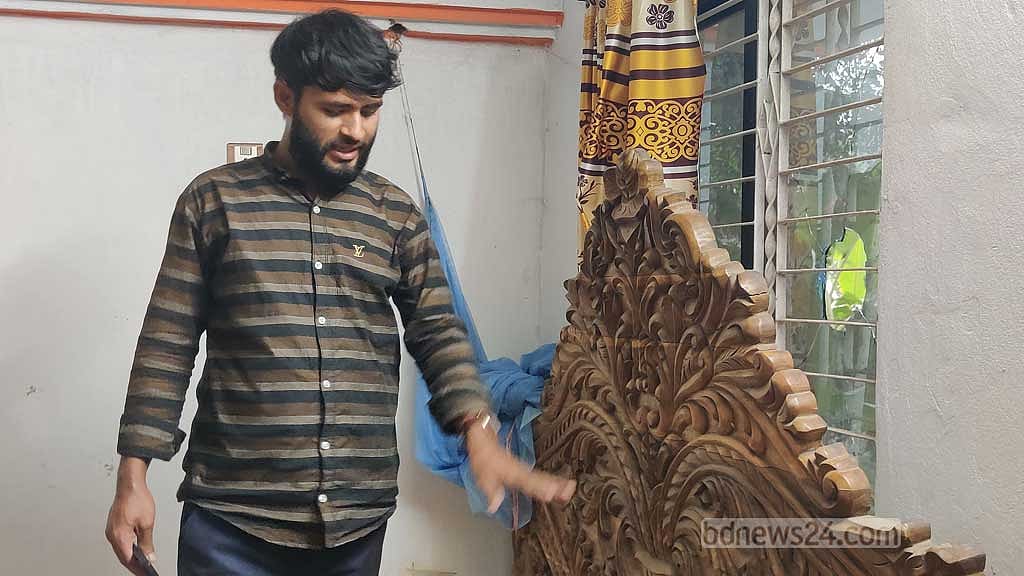 গুলি খাটের কাঠে লাগায় প্রাণে বেঁচে যান ঘুমধুমের শহীদুল