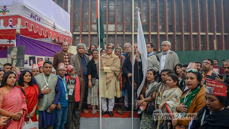 ঢাকা বিশ্ববিদ্যালয় কেন্দ্রীয় লাইব্রেরি চত্বরে বৃহস্পতিবার সকালে জাতীয় সংগীতের মাধ্যমে জাতীয় কবিতা উৎসবের উদ্বোধন হয়।